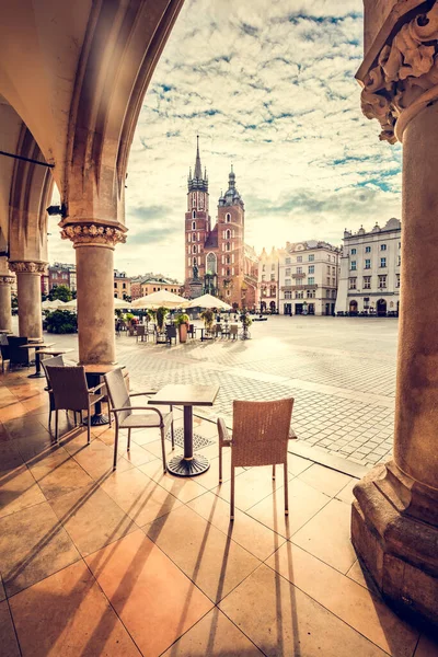 Restauranttisch Und Stühle Der Altstadt Von Krakau Polen Blick Von lizenzfreie Stockbilder