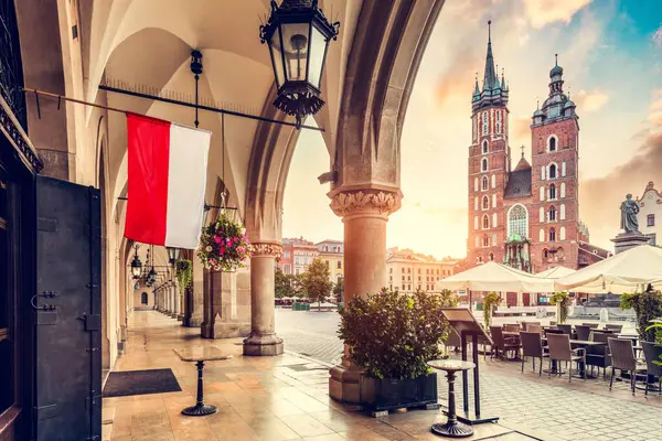 日出时从Cloth大厅看到的波兰老城克拉科夫和圣玛丽大教堂 免版税图库图片