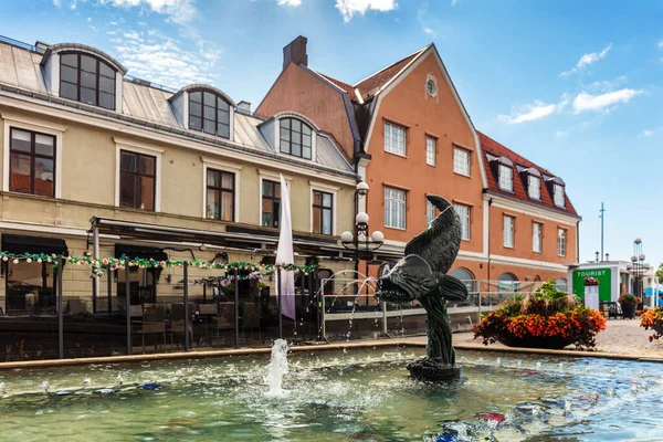 スウェーデン カールシュトーナの古い町の魚像噴水 ストック画像