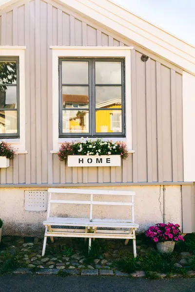 ホーム ウィンドウにサインオン カールシュトナスウェーデンのスカンジナビアスタイルの素朴な木製の家 ストック写真