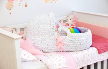 Çocuk odasında beşik.