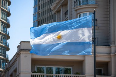 BUENOS AIRES, ARGENTINA - Kasım 06.2022: Rüzgarda dalgalanan Arjantin bayrağı