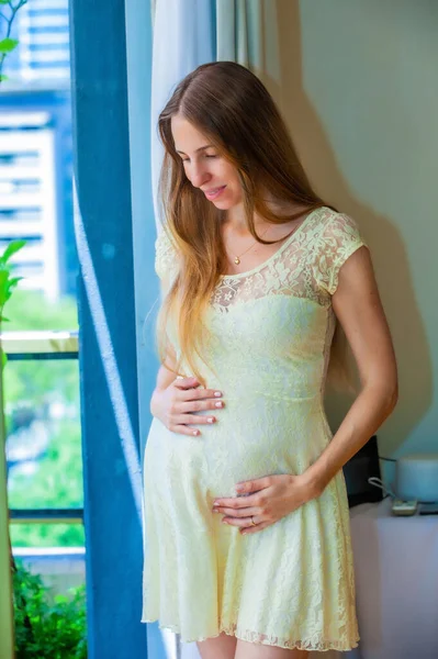 Zwangere Vrouw Bij Het Raam Kamer — Stockfoto