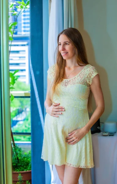 Zwangere Vrouw Bij Het Raam Kamer — Stockfoto