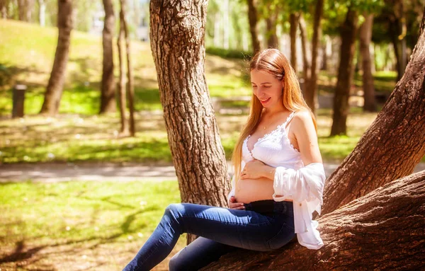 Έγκυος Γυναίκα Εξωτερικούς Χώρους Στο Πάρκο — Φωτογραφία Αρχείου