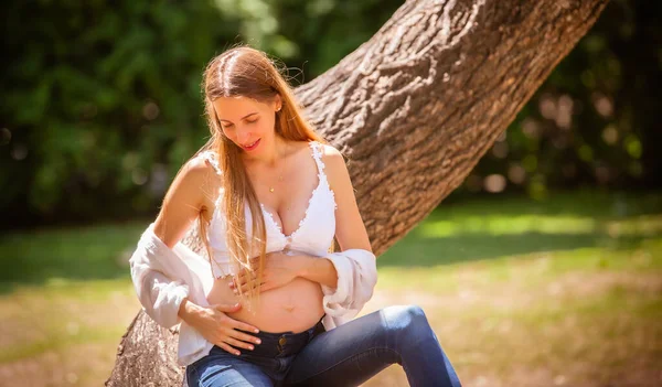 Zwangere Vrouw Buiten Het Park — Stockfoto