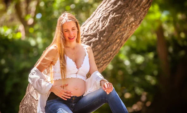 Gravid Kvinna Utomhus Parken — Stockfoto