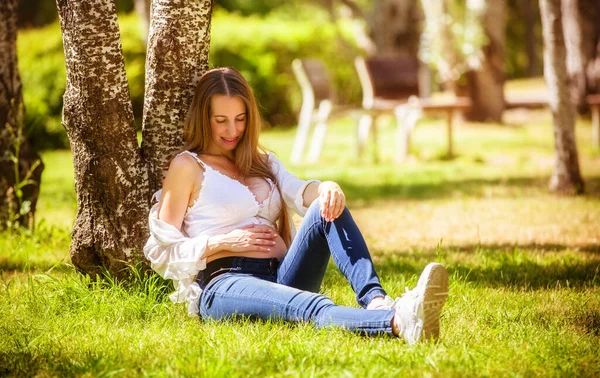Έγκυος Γυναίκα Εξωτερικούς Χώρους Στο Πάρκο — Φωτογραφία Αρχείου