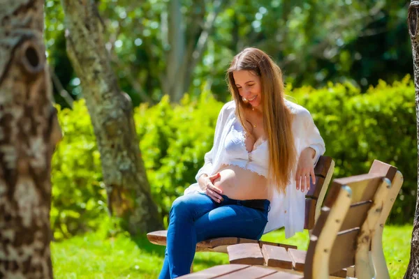 公園の屋外で妊娠中の女性 — ストック写真