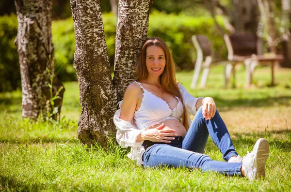 Mujer Embarazada Aire Libre Parque —  Fotos de Stock