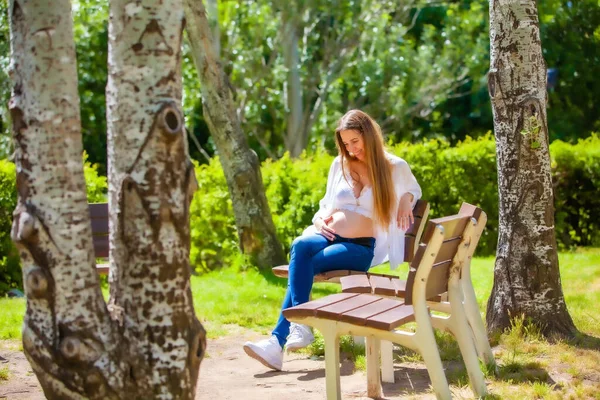 Pregnant Woman Outdoors Park — Stock Photo, Image