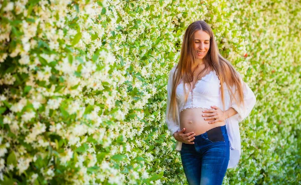 Gravid Kvinna Utomhus Parken — Stockfoto