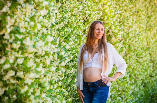 Pregnant Woman Outdoors Park — Stock Photo, Image