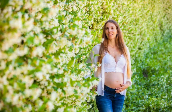 Zwangere Vrouw Buiten Het Park — Stockfoto