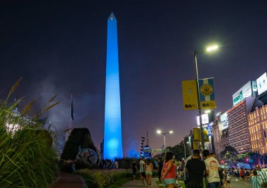 Buenos Aires, Arjantin - 03 / 12 / 2022: Arjantin milli futbol takımının Avustralya milli takımına karşı kazandığı zaferin kutlamaları sırasında ulusal renkte bir dikilitaş