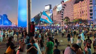 Buenos Aires, Arjantin - 03 / 12 / 2022: Arjantin milli futbol takımının Avustralya takımına karşı kazandığı zaferin kutlamalarına katılanlar