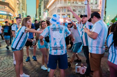 Buenos Aires, Arjantin - 03 / 12 / 2022: Arjantin milli futbol takımının Avustralya takımına karşı kazandığı zaferin kutlamalarına katılanlar