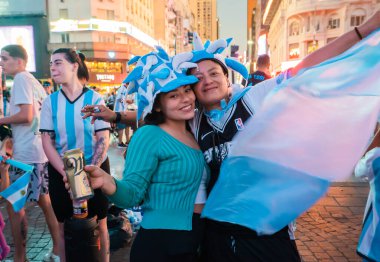 Buenos Aires, Arjantin - 03 / 12 / 2022: Arjantin milli futbol takımının Avustralya takımına karşı kazandığı zaferin kutlamalarına katılanlar