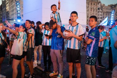 Buenos Aires, Arjantin - 03 / 12 / 2022: Arjantin milli futbol takımının Avustralya takımına karşı kazandığı zaferin kutlamalarına katılanlar
