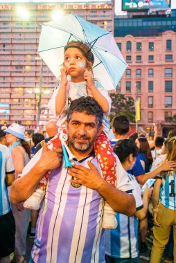 Buenos Aires, Arjantin - 03 / 12 / 2022: Arjantin milli futbol takımının Avustralya takımına karşı kazandığı zaferin kutlamalarına katılanlar