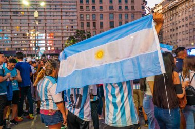 Buenos Aires, Arjantin - 03 / 12 / 2022: Arjantin milli futbol takımının Avustralya takımına karşı kazandığı zaferin kutlamalarına katılanlar
