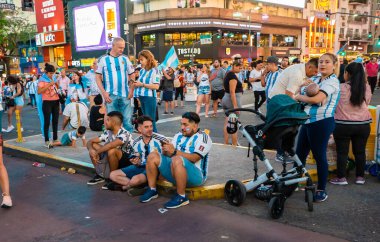 Buenos Aires, Arjantin - 03 / 12 / 2022: Arjantin milli futbol takımının Avustralya takımına karşı kazandığı zaferin kutlamalarına katılanlar