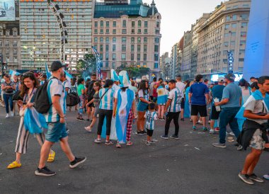 Buenos Aires, Arjantin - 03 / 12 / 2022: Arjantin milli futbol takımının Avustralya takımına karşı kazandığı zaferin kutlamalarına katılanlar
