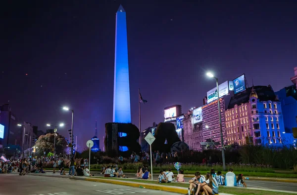 Buenos Aires, Arjantin - 03 / 12 / 2022: Arjantin milli futbol takımının Avustralya milli takımına karşı kazandığı zaferin kutlamaları sırasında ulusal renkte bir dikilitaş