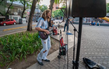 Buenos Aires, Arjantin - 13.12.2022: Arjantin milli futbol takımının Hırvatistan milli takımına karşı kazandığı zaferin kutlamalarına katılanlar
