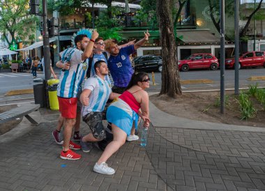 Buenos Aires, Arjantin - 13.12.2022: Arjantin milli futbol takımının Hırvatistan milli takımına karşı kazandığı zaferin kutlamalarına katılanlar