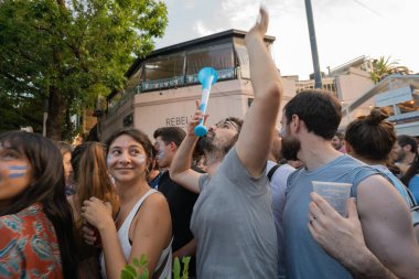 Buenos Aires, Arjantin - 13.12.2022: Arjantin milli futbol takımının Hırvatistan milli takımına karşı kazandığı zaferin kutlamalarına katılanlar