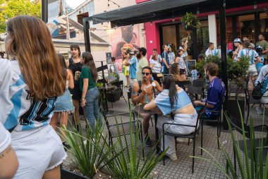 Buenos Aires, Arjantin - 13.12.2022: Arjantin milli futbol takımının Hırvatistan milli takımına karşı kazandığı zaferin kutlamalarına katılanlar