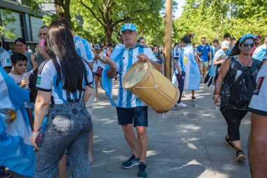 Buenos Aires, Arjantin - 12.17.2022: Fransa ile oynanan final maçında Arjantin Milli Futbol Takımı taraftarları ve taraftarları