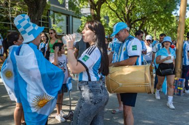 Buenos Aires, Arjantin - 12.17.2022: Fransa ile oynanan final maçında Arjantin Milli Futbol Takımı taraftarları ve taraftarları