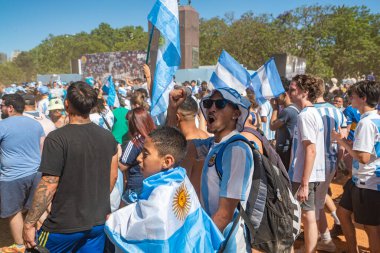Buenos Aires, Arjantin - 12.17.2022: Fransa ile oynanan final maçında Arjantin Milli Futbol Takımı taraftarları ve taraftarları