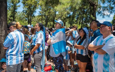 Buenos Aires, Arjantin - 12.17.2022: Fransa ile oynanan final maçında Arjantin Milli Futbol Takımı taraftarları ve taraftarları