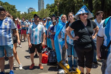 Buenos Aires, Arjantin - 12.17.2022: Fransa ile oynanan final maçında Arjantin Milli Futbol Takımı taraftarları ve taraftarları