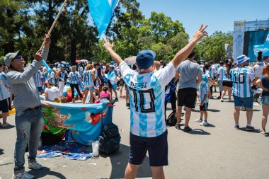 Buenos Aires, Arjantin - 12.17.2022: Fransa ile oynanan final maçında Arjantin Milli Futbol Takımı taraftarları ve taraftarları