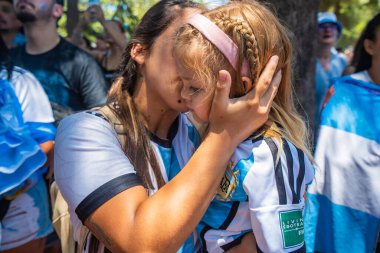 Buenos Aires, Arjantin - 12.17.2022: Fransa ile oynanan final maçında Arjantin Millî Futbol Takımı 'na katılan çocuklar