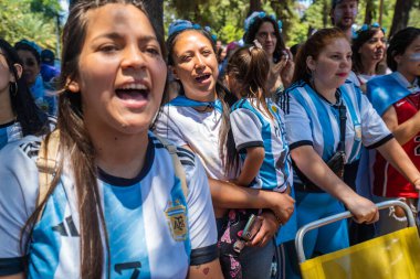 Buenos Aires, Arjantin - 12.17.2022: Fransa ile oynanan final maçında Arjantin Milli Futbol Takımı taraftarları ve taraftarları