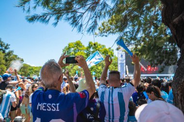 Buenos Aires, Arjantin - 12.17.2022: Fransa ile oynanan final maçında Arjantin Milli Futbol Takımı taraftarları ve taraftarları