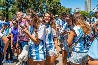 Buenos Aires, Arjantin - 12.17.2022: Fransa ile oynanan final maçında Arjantin Milli Futbol Takımı taraftarları ve taraftarları