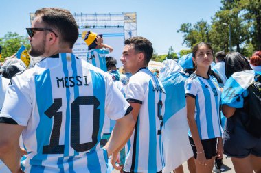 Buenos Aires, Arjantin - 12.17.2022: Fransa ile oynanan final maçında Arjantin Milli Futbol Takımı taraftarları ve taraftarları