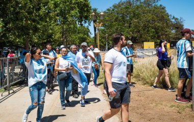 Buenos Aires, Arjantin - 12.17.2022: Fransa ile oynanan final maçında Arjantin Milli Futbol Takımı taraftarları ve taraftarları