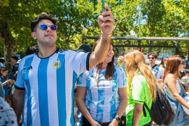 Buenos Aires, Arjantin - 12.17.2022: Fransa ile oynanan final maçında Arjantin Milli Futbol Takımı taraftarları ve taraftarları