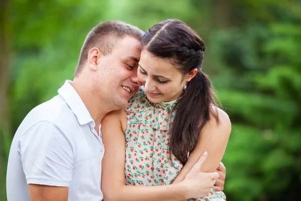 Çimlerin üzerinde aşık genç bir çift