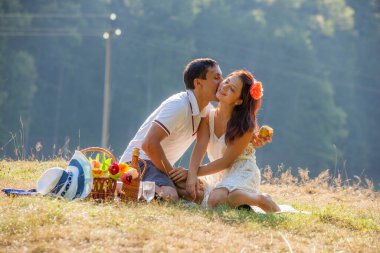 Açık havada aşık mutlu genç bir çift