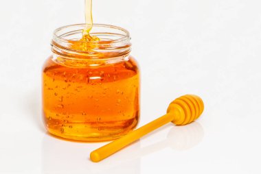 beyaz zemin üzerine bal ile jar