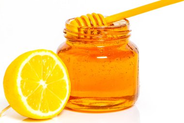 beyaz zemin üzerine bal ile jar