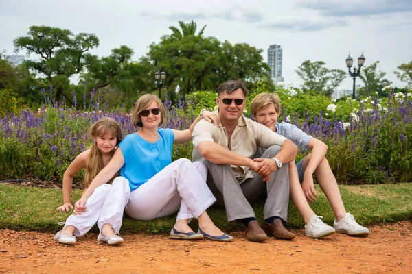 Família Feliz Relaxando Parque — Fotografia de Stock